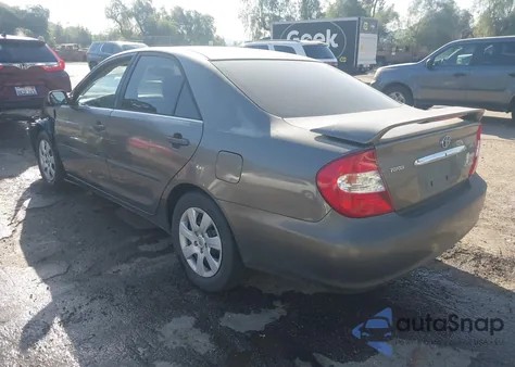 2004 Toyota Camry Le z USA, uszkodzony, nr VIN JTDBE32K940262471